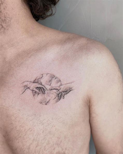 pequeo tatuajes en el pecho|30 ideas de TATUAJES EN EL PECHO de hombre/mujer。